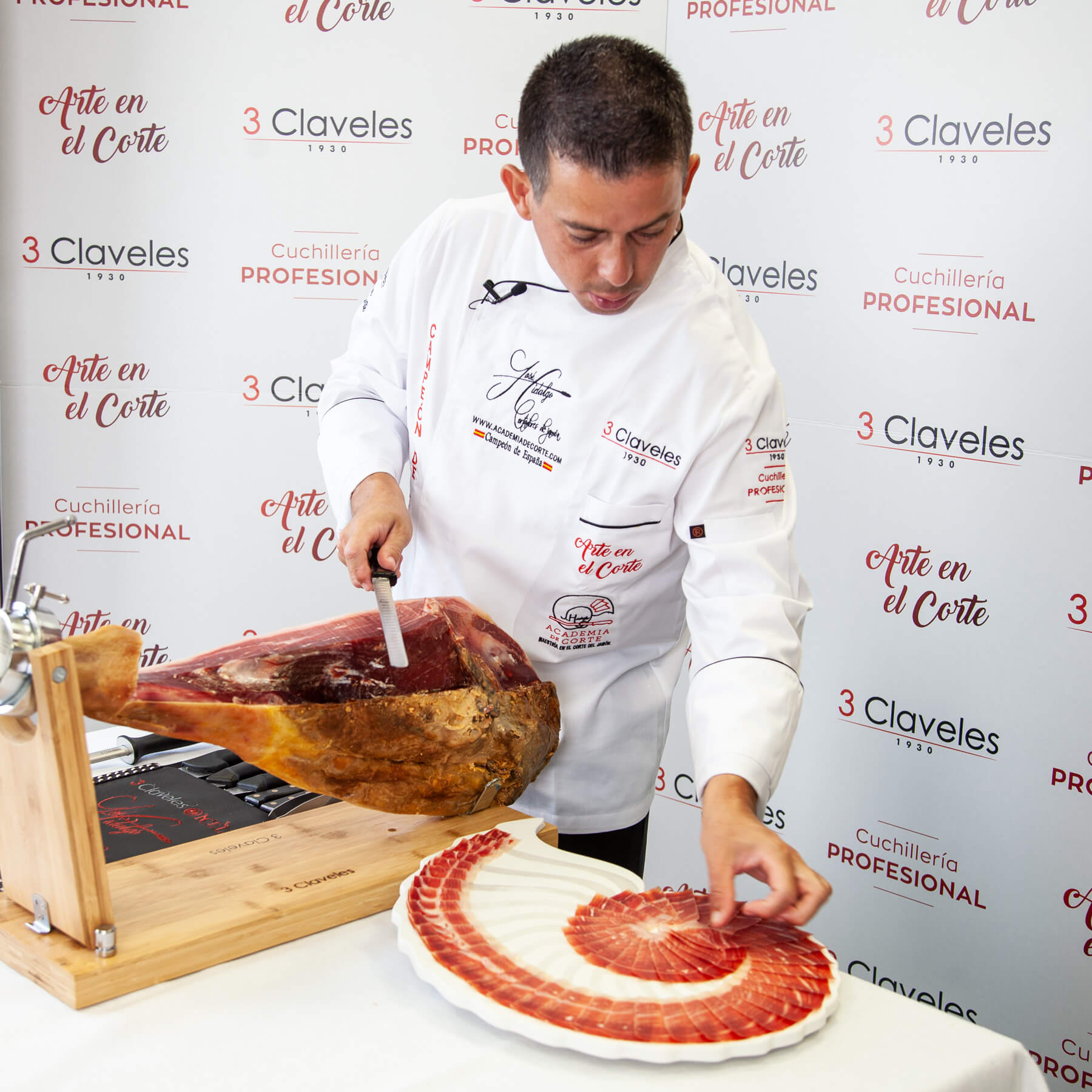 Coupe du jambon avec un couteau à jambon 3 Claveles