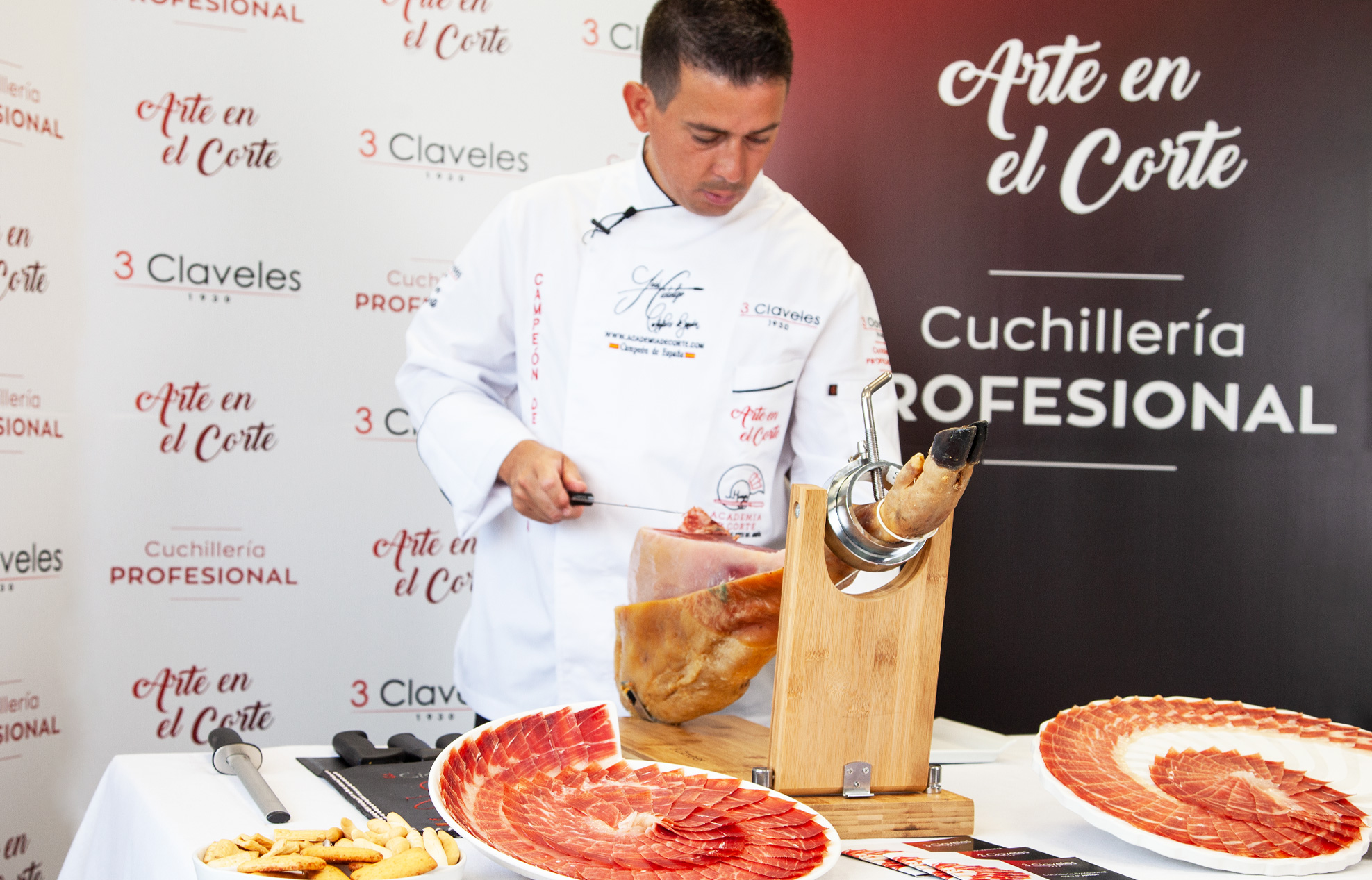Hidalgo cutting ham with 3 Claveles knives