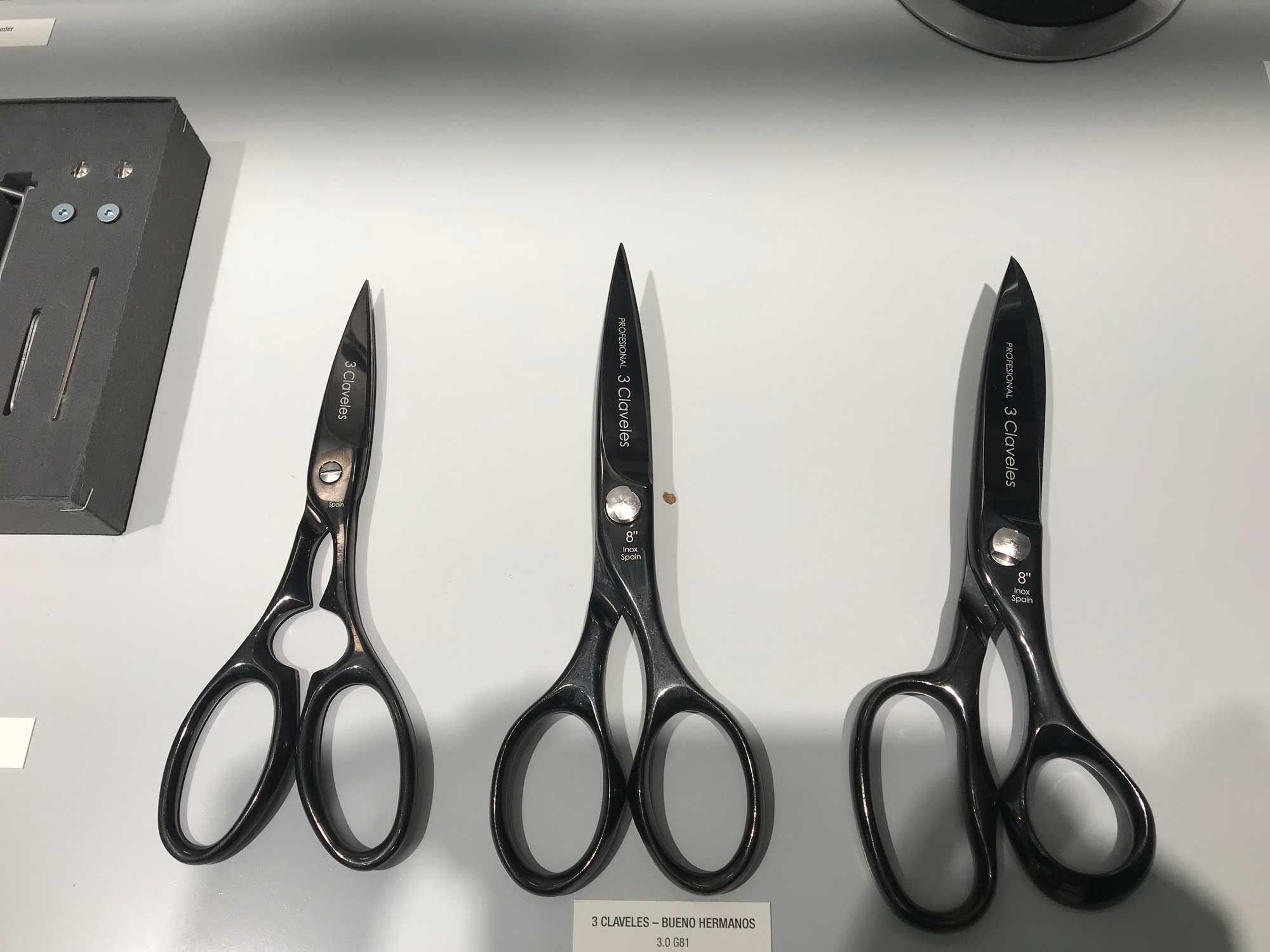 3 Claveles shears with titanium coating