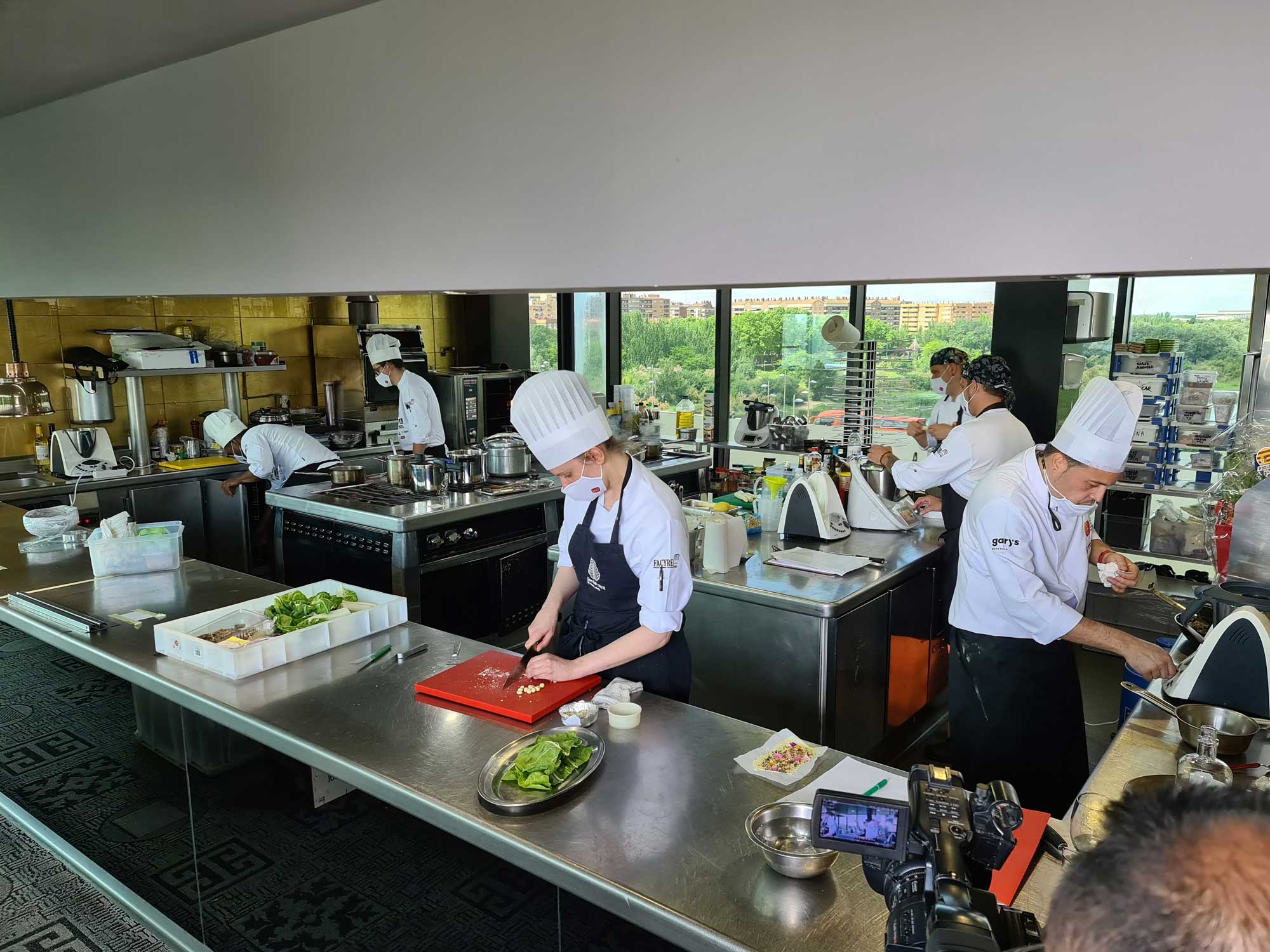 Participantes del certamen en las cocinas