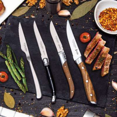 3 Claveles steak knives