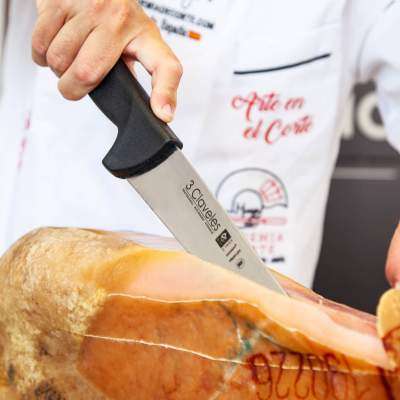 Préparation du jambon pour le découpage avec un couteau large 3 Claveles